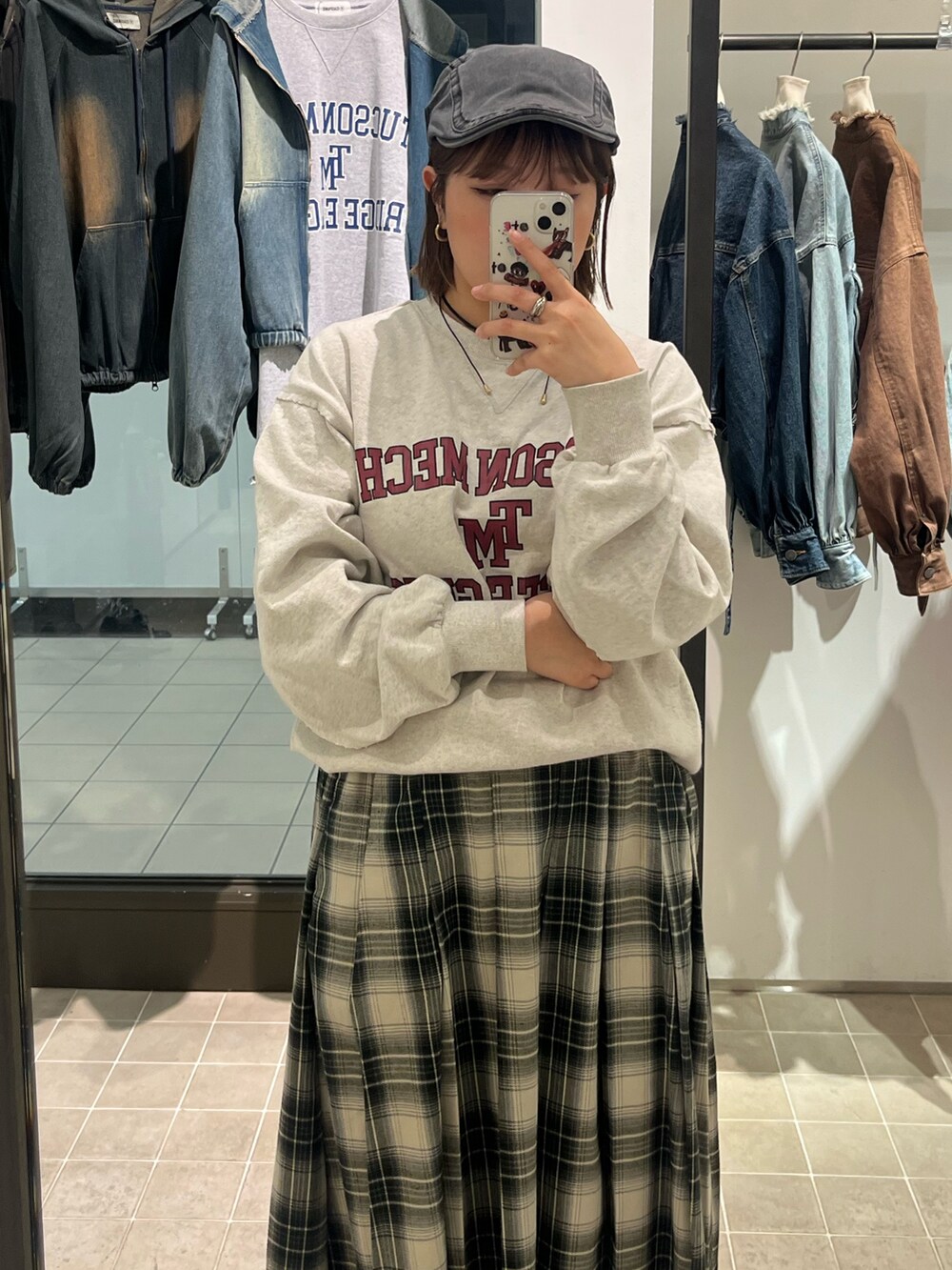 ホワイト系のTシャツ/カットソーを着用したレディースの春コーディネートの2枚目の写真