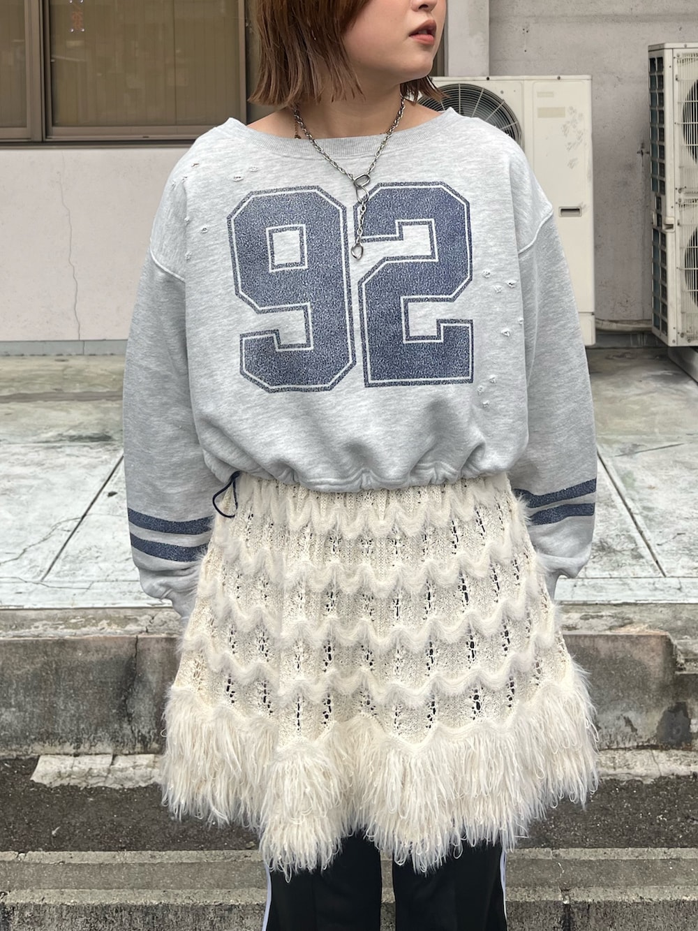 グレー系のTシャツ/カットソー、ホワイト系のチュニック、グレー系のその他パンツを着用したレディースの秋コーディネートの2枚目の写真