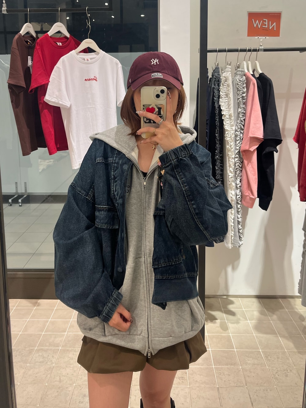 ブルー系のブルゾン、グレー系のパーカー、ブラウン系のスカートを着用したレディースの秋コーディネートの2枚目の写真