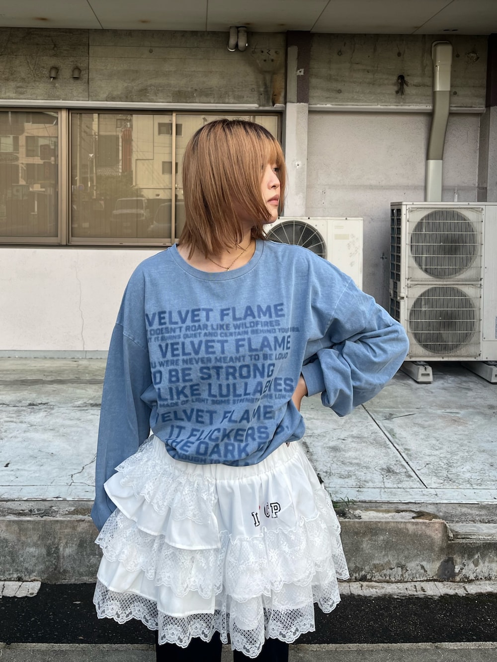 ブルー系のTシャツ/カットソー、ホワイト系のスカート、ブラック系のその他パンツを着用したレディースの秋コーディネートの2枚目の写真