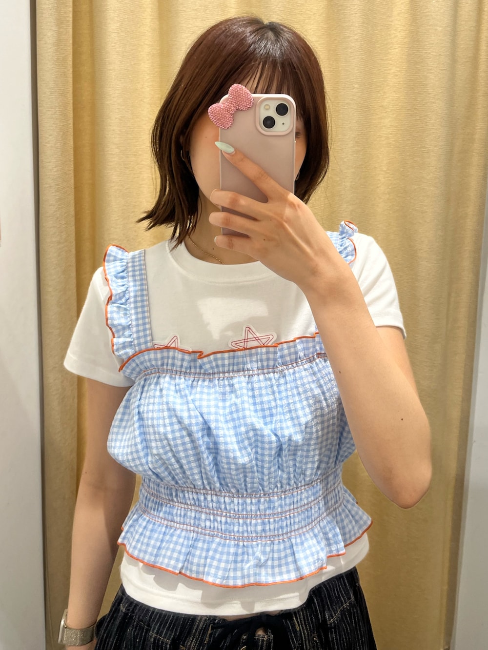 ホワイト系のTシャツ/カットソー、ブルー系のキャミソール、グレー系のデニムパンツを着用したレディースの夏コーディネートの2枚目の写真
