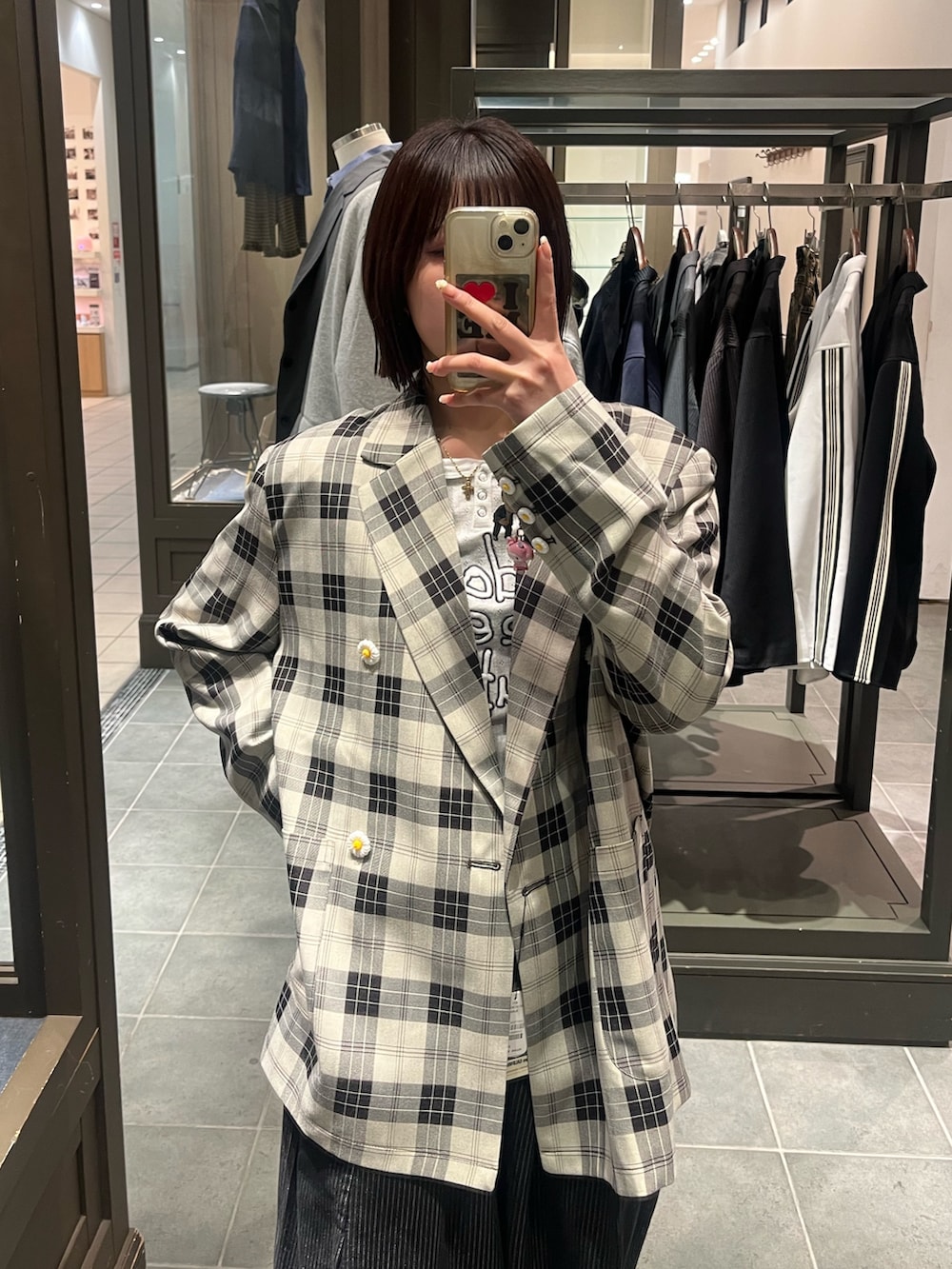 ブラック系のテーラードジャケット、グレー系のTシャツ/カットソー、グレー系のデニムパンツを着用したレディースの春コーディネートの2枚目の写真