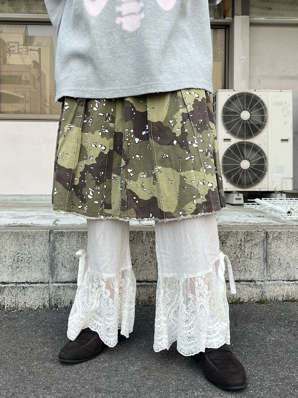 「春色、春めき満開コーデ、春服、花見、お出かけスタイル、チャオパニック、チャオパニック(Ciaopanic)、163cm、163cmコーデ、骨格ストレート、春夏コーデ、レースパンツ、迷彩、カラーコーデ、レイヤードスタイル」｜「RePRODUCTION LABELの【RePRODUCTION LABEL / リプロダクションレーベル】フェードサーマルロゴロンT（Tシャツ/カットソー、グレー系）」を使った、gnk93さん（レディース・163cm）の春コーディネートの3枚目の写真