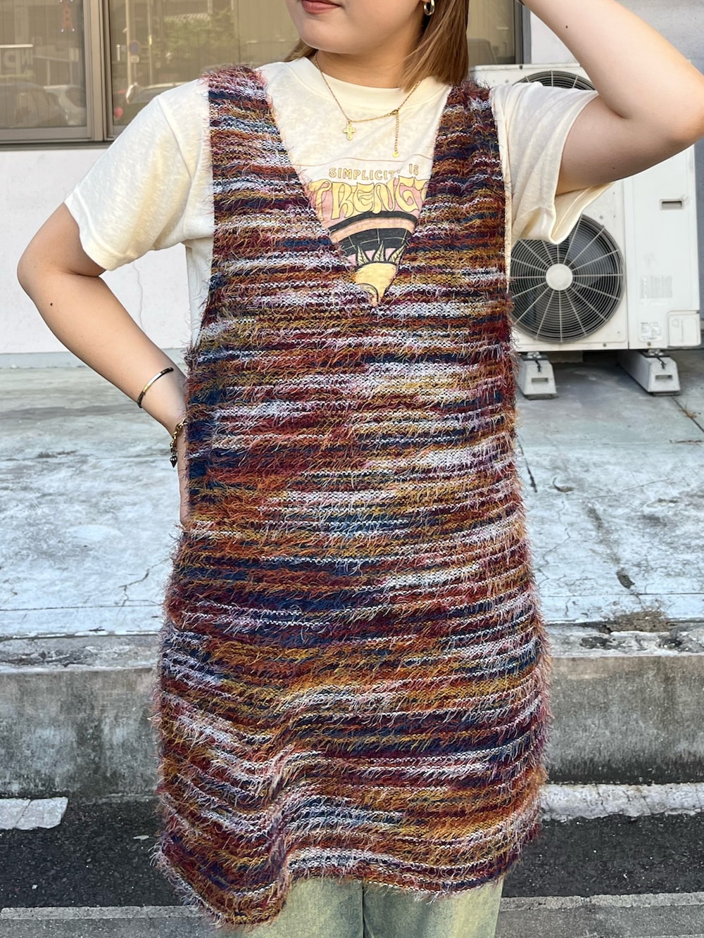 ホワイト系のTシャツ/カットソー、レッド系のベスト、ベージュ系のデニムパンツを着用したレディースの夏コーディネートの2枚目の写真