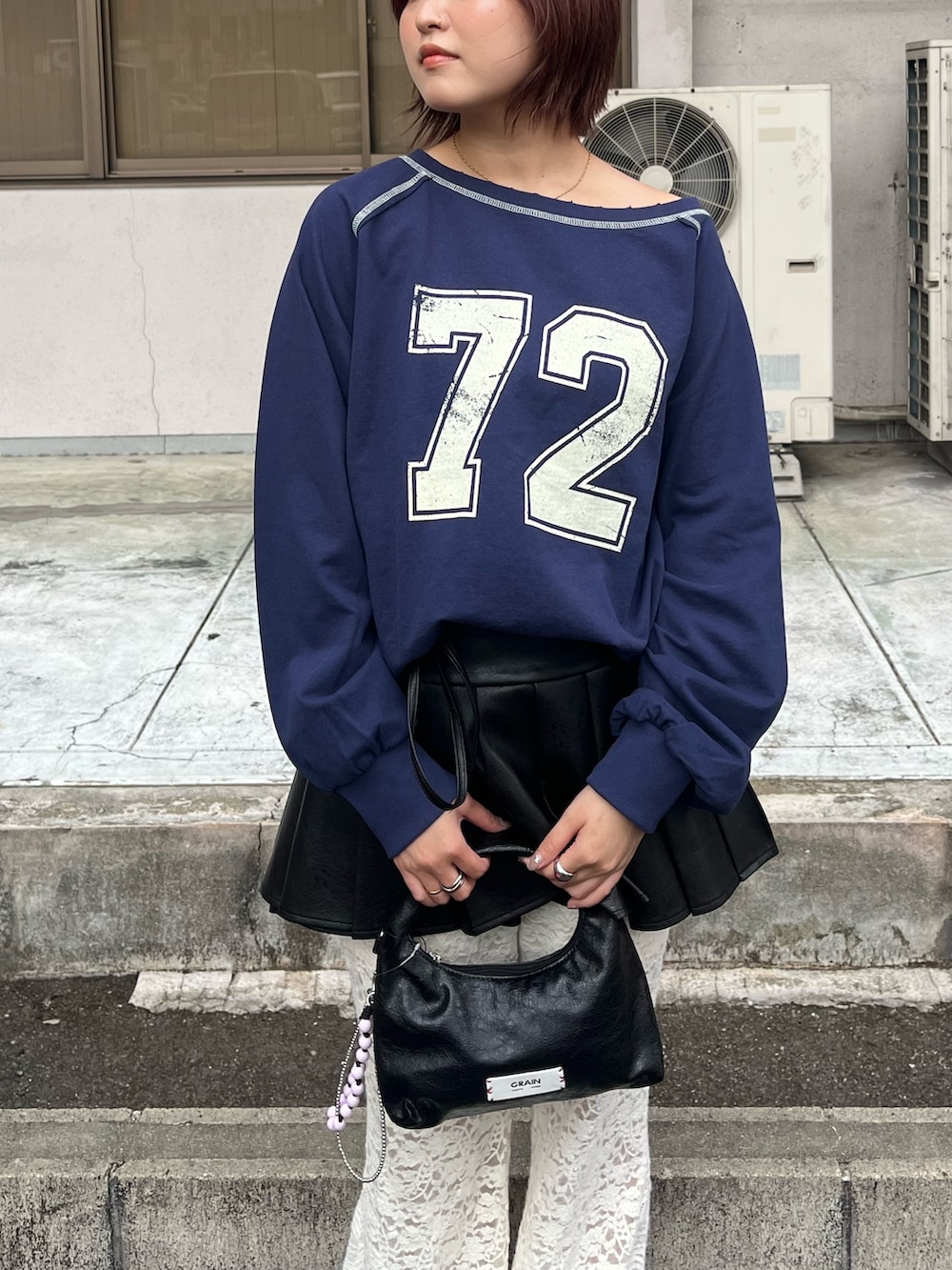 ブルー系のTシャツ/カットソー、ブラック系のスカート、ホワイト系のその他パンツを着用したレディースの秋コーディネートの2枚目の写真