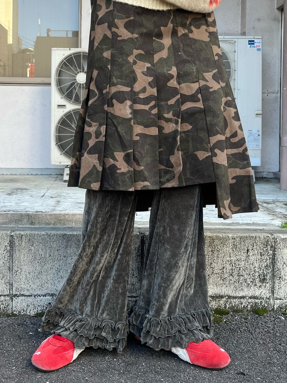 ホワイト系のニット/セーター、グリーン系のスカート、グリーン系のその他パンツを着用したレディースの秋コーディネートの3枚目の写真