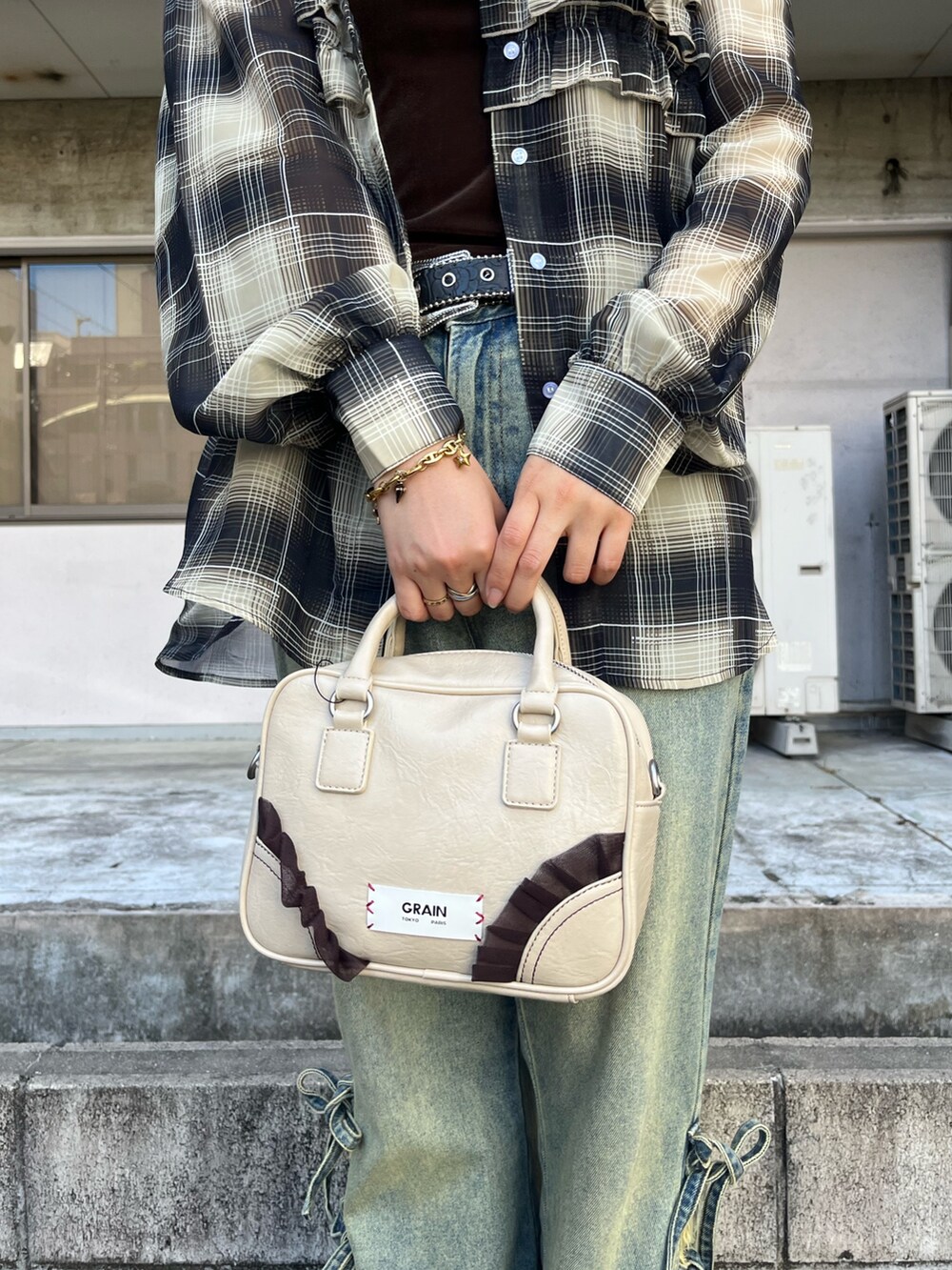 ブラウン系のキャミソール、ブルー系のシャツ/ブラウス、ベージュ系のデニムパンツを着用したレディースの夏コーディネートの2枚目の写真