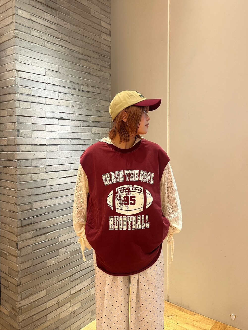 レッド系のTシャツ/カットソー、ホワイト系のTシャツ/カットソー、グレー系のその他パンツを着用したレディースの夏コーディネートの2枚目の写真