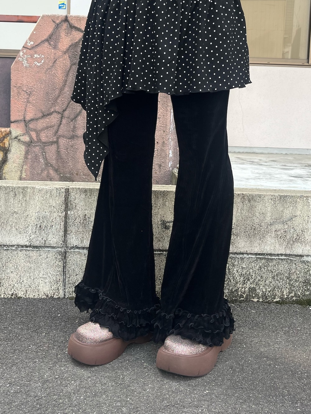 ホワイト系のTシャツ/カットソー、ブラック系のその他パンツ、ブラウン系のサンダルを着用したレディースの秋コーディネートの3枚目の写真