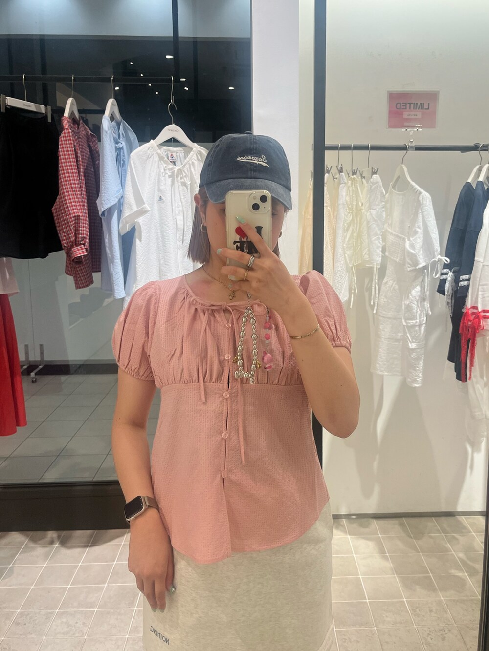 ホワイト系のスカート、ピンク系のシャツ/ブラウス、ブルー系のキャップを着用したレディースの夏コーディネートの2枚目の写真