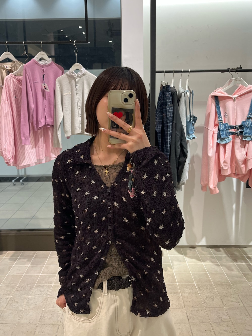 ブラウン系のシャツ/ブラウス、ホワイト系のデニムパンツを着用したレディースの春コーディネートの2枚目の写真