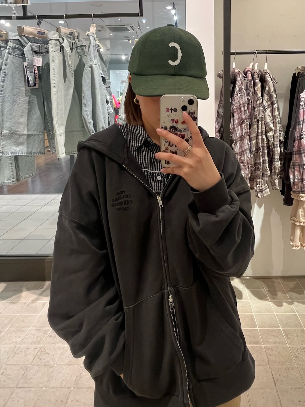 ブラック系のシャツ/ブラウス、グレー系のパーカー、ベージュ系のその他パンツを着用したレディースの春コーディネートの2枚目の写真