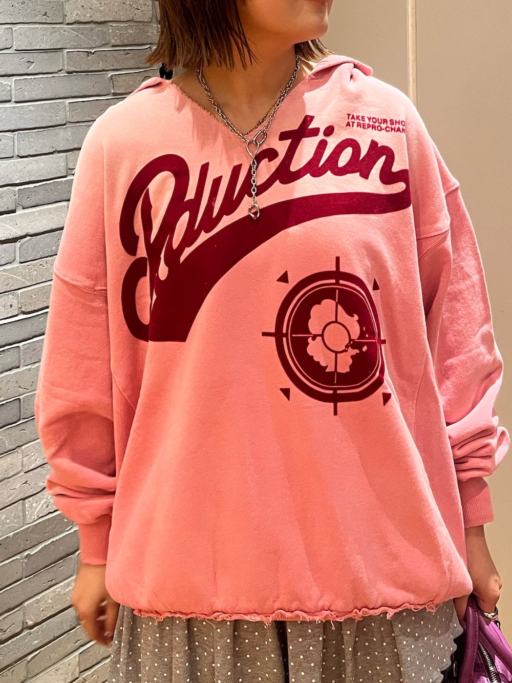 ピンク系のTシャツ/カットソー、グレー系のワンピース、ブルー系のデニムパンツを着用したレディースの秋コーディネートの2枚目の写真