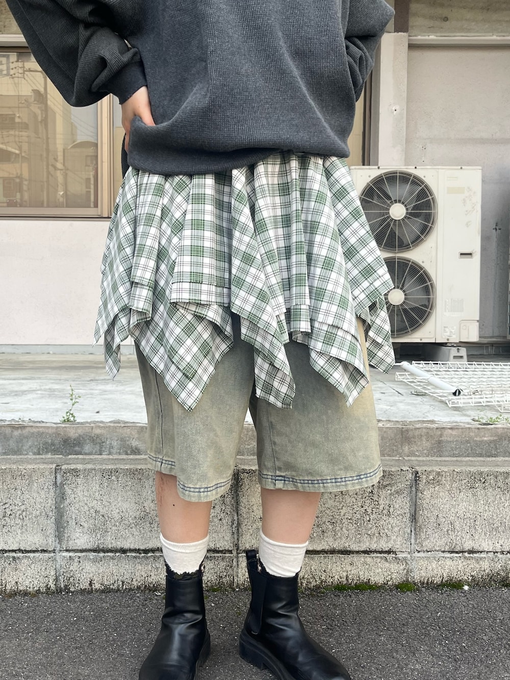 「チェック、春、大人ファッション、ハーフパンツ、ラクチンコーデ、古着MIX、メンズライクコーデ、ちゃ、チャオパニック、163cm、骨格ストレート、韓国ファッション、巻きスカート、ハンチング帽、デニム」｜「CIAOPANICの刺繍入りハンチング帽子（キャップ、ベージュ系）」を使った、gnk93さん（レディース・163cm）の春コーディネートの4枚目の写真