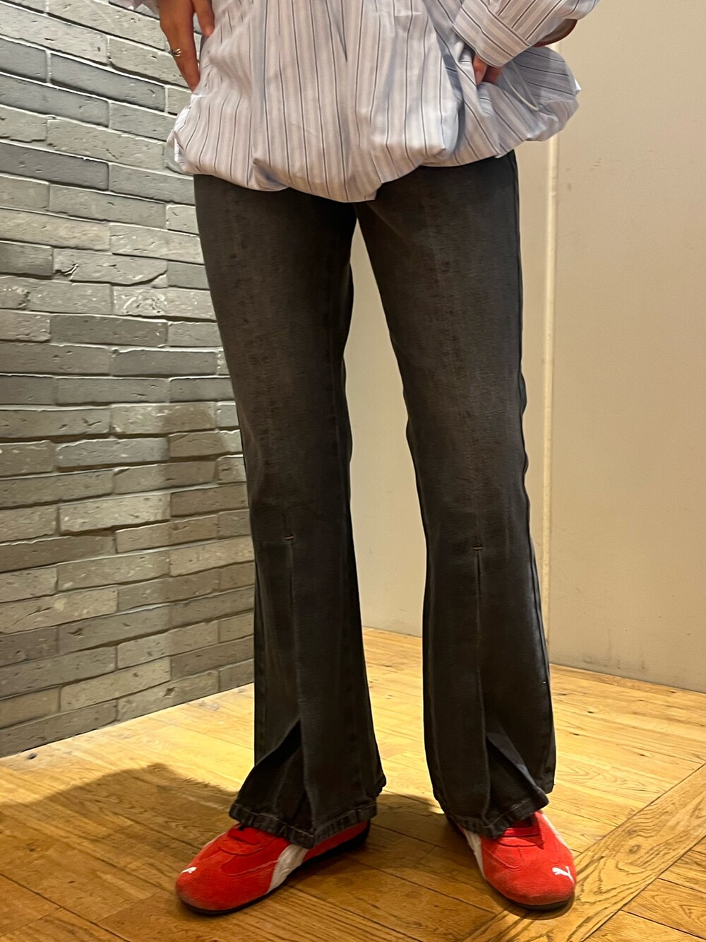 ブルー系のシャツ/ブラウス、ホワイト系のショルダーバッグ、ブラック系のデニムパンツを着用したレディースの夏コーディネートの3枚目の写真