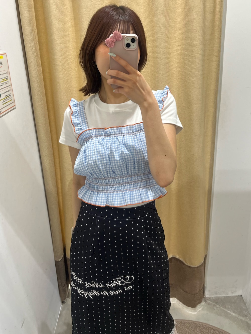 ホワイト系のTシャツ/カットソー、ブルー系のキャミソール、ブラック系のスカートを着用したレディースの夏コーディネートの2枚目の写真