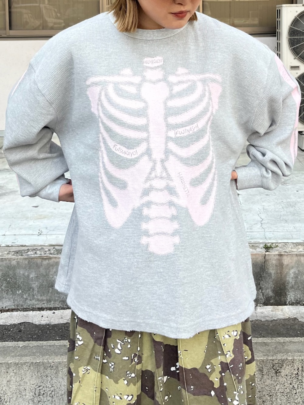 「春色、春めき満開コーデ、春服、花見、お出かけスタイル、チャオパニック、チャオパニック(Ciaopanic)、163cm、163cmコーデ、骨格ストレート、春夏コーデ、レースパンツ、迷彩、カラーコーデ、レイヤードスタイル」｜「RePRODUCTION LABELの【RePRODUCTION LABEL / リプロダクションレーベル】フェードサーマルロゴロンT（Tシャツ/カットソー、グレー系）」を使った、gnk93さん（レディース・163cm）の春コーディネートの2枚目の写真