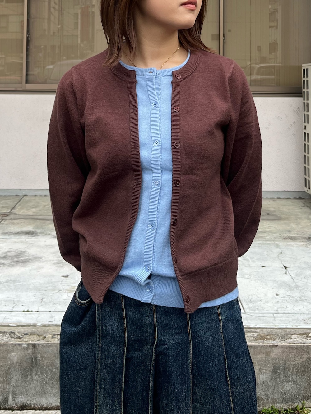 ブラウン系のカーディガン/ボレロ、ブルー系のデニムパンツを着用したレディースの冬コーディネートの2枚目の写真