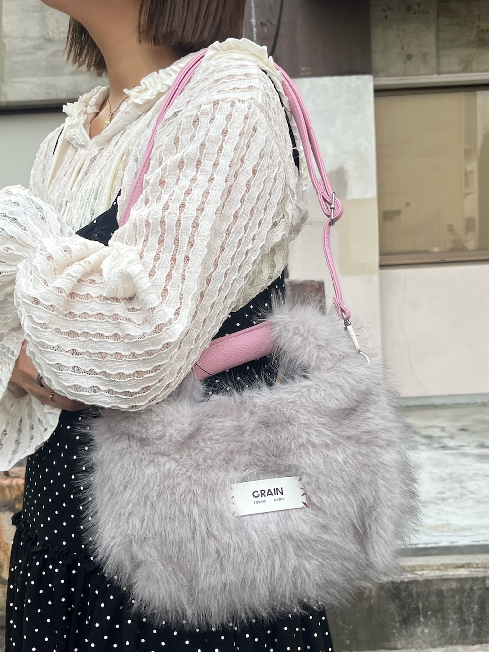 ホワイト系のTシャツ/カットソー、ブラック系のその他パンツ、ブラウン系のサンダルを着用したレディースの秋コーディネートの4枚目の写真