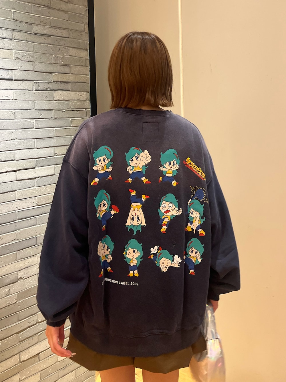 ブルー系のTシャツ/カットソー、ブラウン系のスカート、ブラウン系のサンダルを着用したレディースの秋コーディネートの3枚目の写真