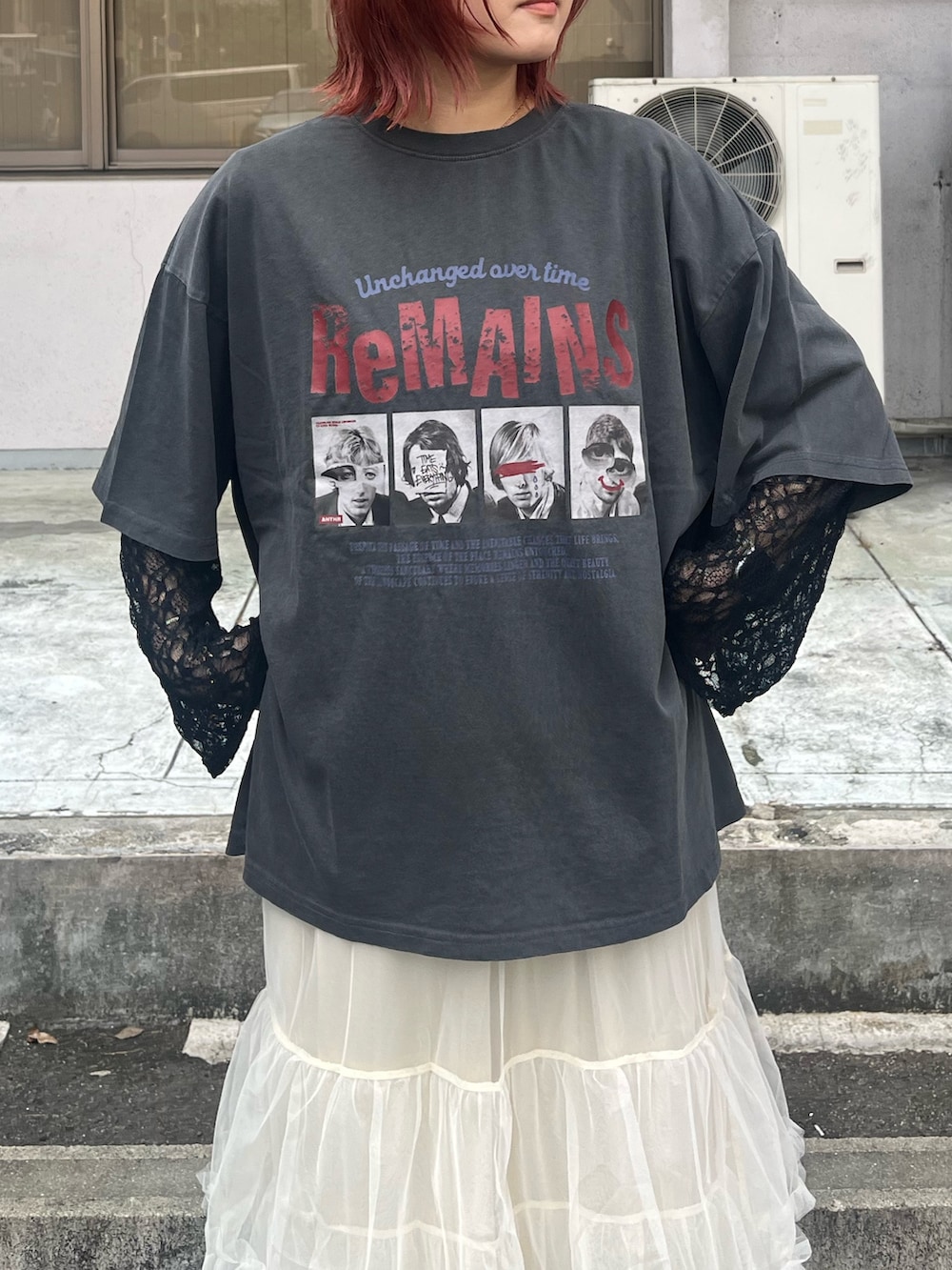 グレー系のTシャツ/カットソー、ブラック系のTシャツ/カットソー、ホワイト系のスカートを着用したレディースの夏コーディネートの2枚目の写真