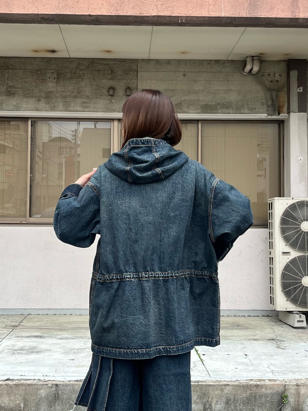 ブルー系のデニムジャケット、ブルー系のデニムパンツを着用したレディースの冬コーディネートの2枚目の写真