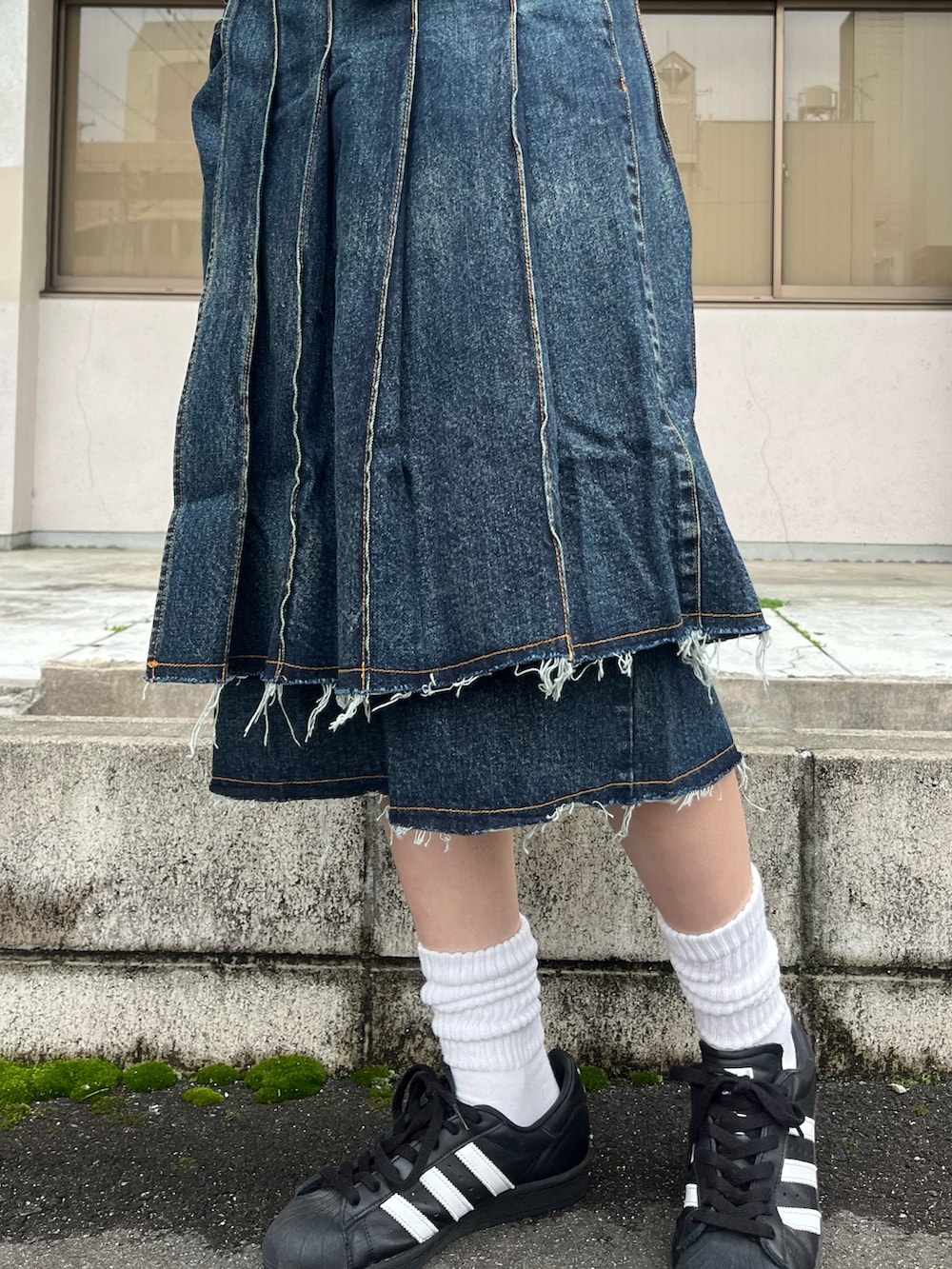 ブルー系のデニムジャケット、ブルー系のデニムパンツを着用したレディースの冬コーディネートの4枚目の写真