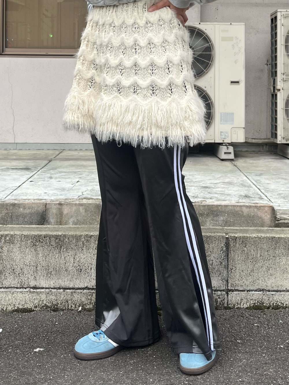 グレー系のTシャツ/カットソー、ホワイト系のチュニック、グレー系のその他パンツを着用したレディースの秋コーディネートの3枚目の写真