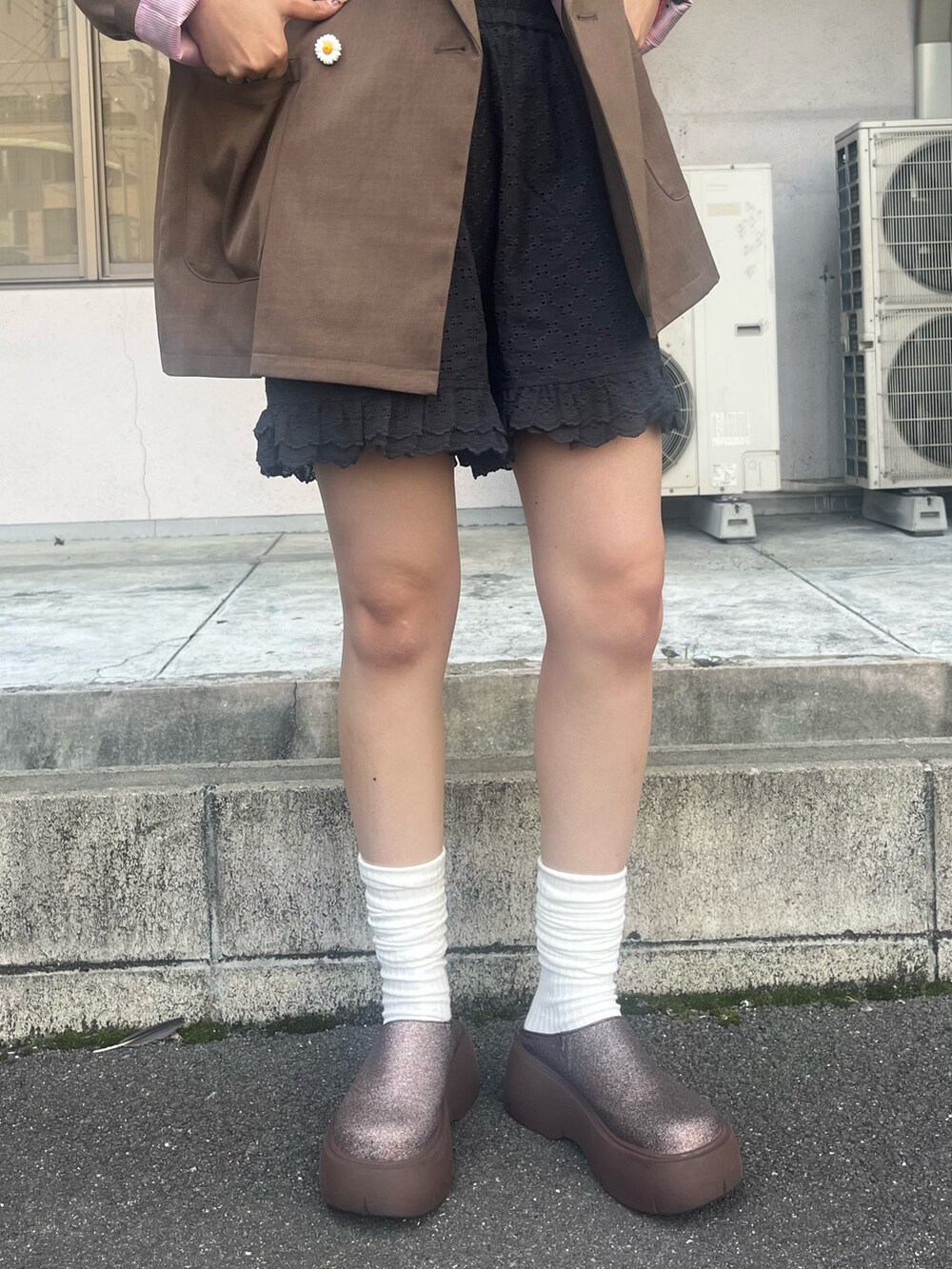 ブラック系のその他パンツ、ブラウン系のテーラードジャケット、ホワイト系のTシャツ/カットソーを着用したレディースの秋コーディネートの2枚目の写真