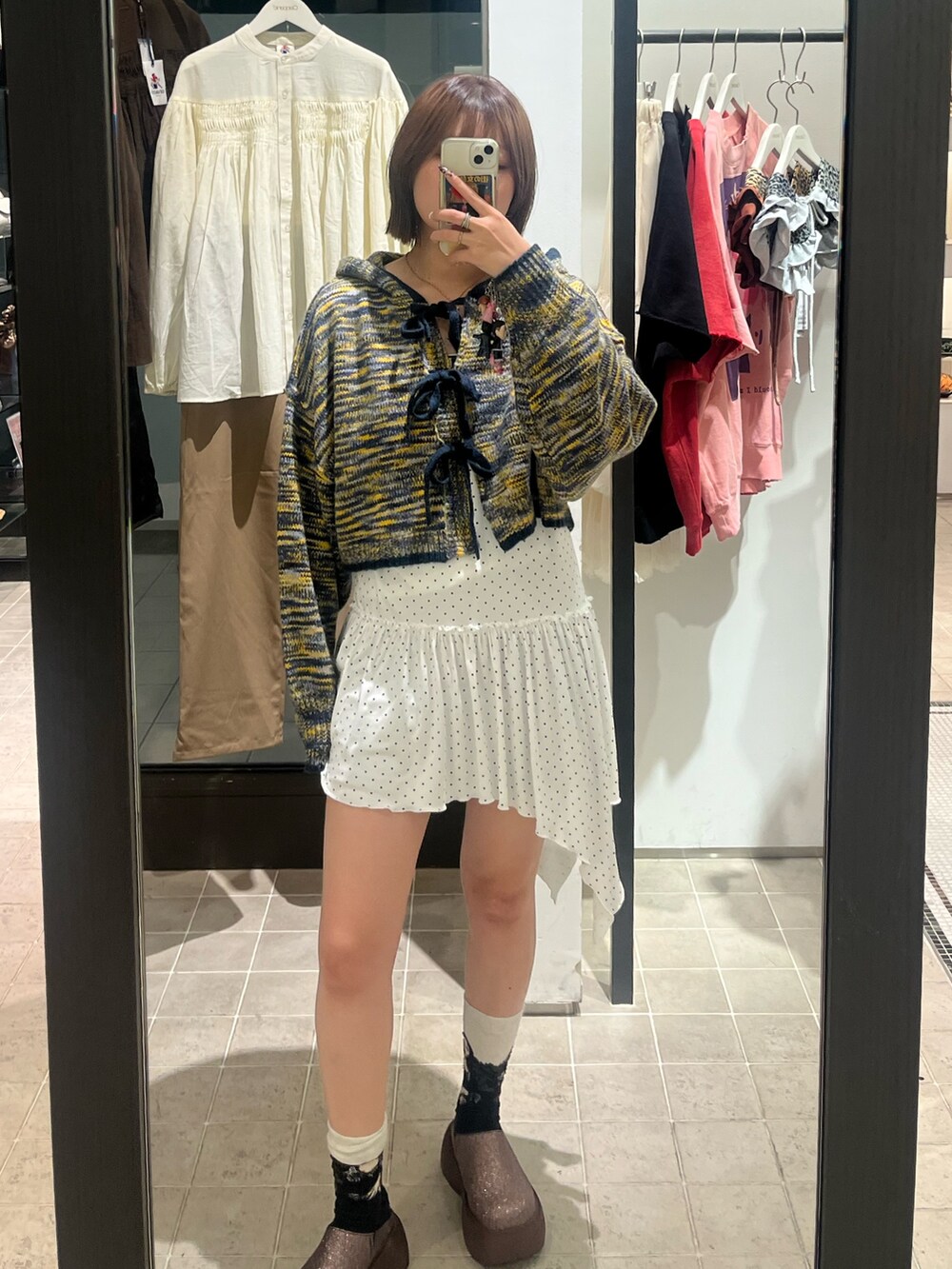 ブルー系のカーディガン/ボレロ、ホワイト系のワンピースを着用したレディースの秋コーディネートの2枚目の写真