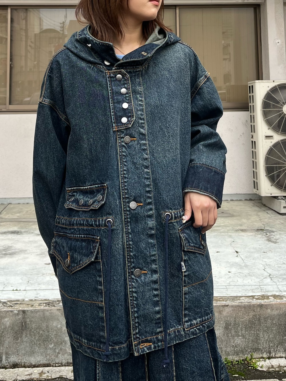 ブルー系のデニムジャケット、ブルー系のデニムパンツを着用したレディースの冬コーディネートの3枚目の写真