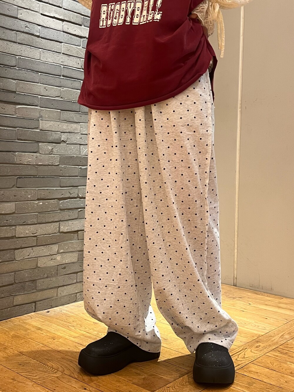 レッド系のTシャツ/カットソー、ホワイト系のTシャツ/カットソー、グレー系のその他パンツを着用したレディースの夏コーディネートの3枚目の写真