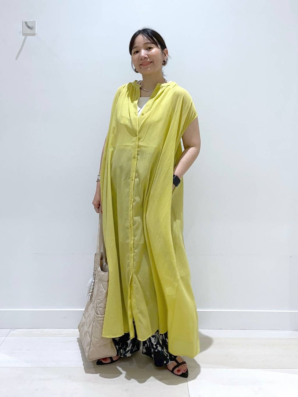 「体型カバー、着痩せ・細見え、カジュアル、ワンピース、パンツ、ナチュラル、サンダル、バッグ、トートバッグ、旅行、海、ベーシック/シンプル、まちがいない服_GLOBAL WORK、GLOBAL WORK」｜「GLOBAL WORKの推しごとキルティングトート/145465（トートバッグ、ベージュ系）」を使った、manasangwさん（レディース・155cm）の夏コーディネートの5枚目の写真