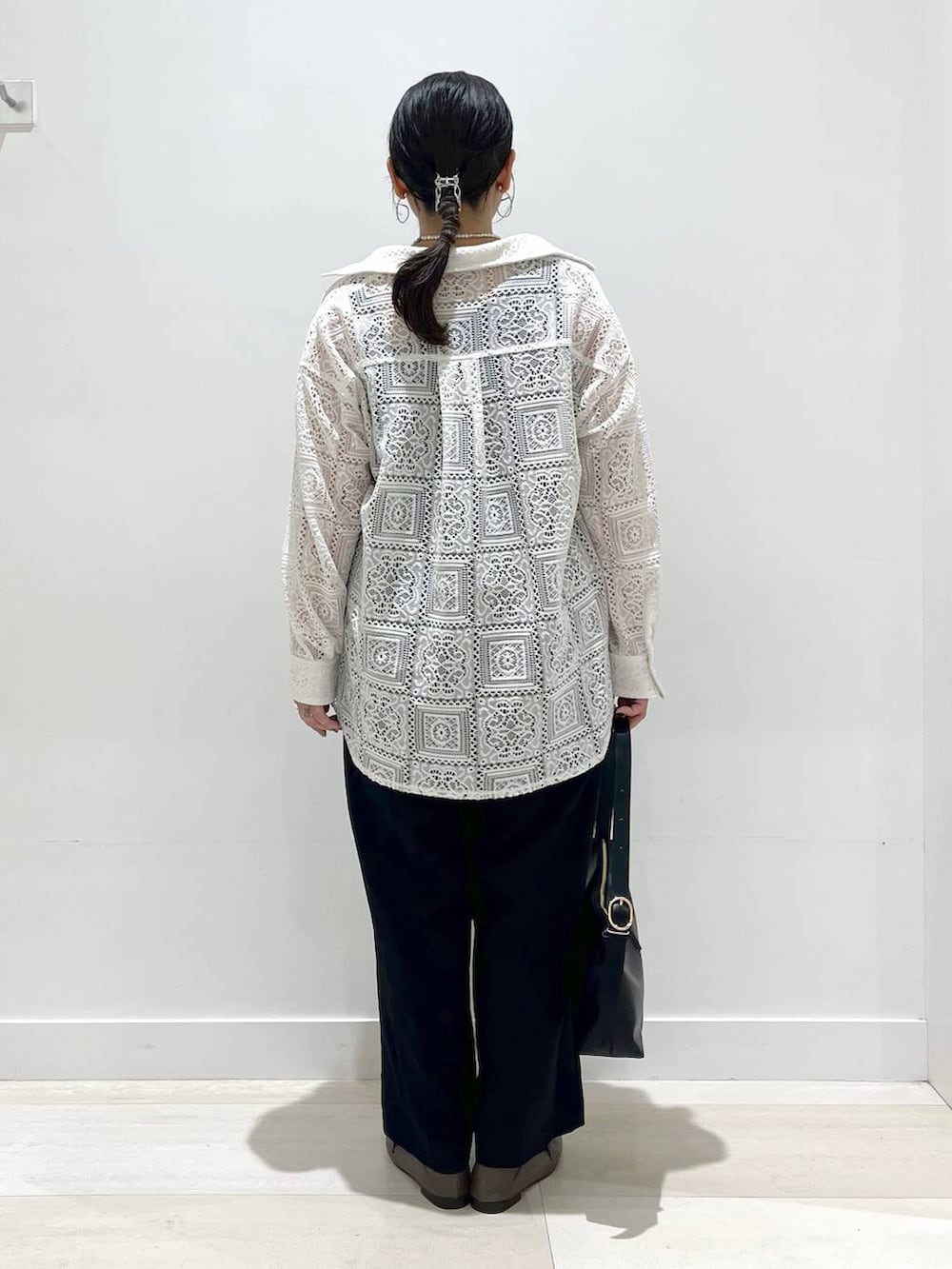 「バッグ、カジュアル、ベーシック/シンプル、まちがいない服_GLOBAL WORK、モノトーン、体型カバー、着痩せ・細見え、シャツ、シャツスタイル、サロペット、タンクトップ、ショルダーバッグ、ローファー、ママコーデ、GLOBAL WORK」｜「GLOBAL WORKのサイズ拡大/らくっション撥水2WAYローファー/131468（ローファー、ブラック系）」を使った、manasangwさん（レディース・155cm）の春コーディネートの3枚目の写真