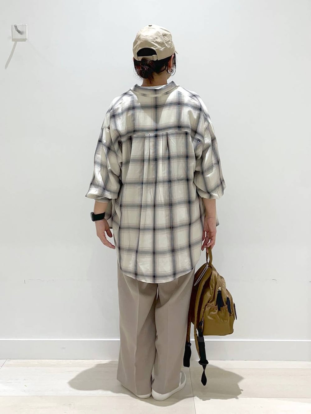 「体型カバー、着痩せ・細見え、カジュアル、シャツ、Tシャツ、シャツスタイル、サロペット、スニーカー、キャップ、バッグ、リュック・バッグ、ママコーデ、まちがいない服_GLOBAL WORK、ベーシック/シンプル、シンプルコーデ」|「GLOBAL WORKの撥水軽量6ポケットリュック/105031(バックパック/リュック、ブラウン系)」を使った、manasangwさん(レディース・155cm)の春コーディネートの3枚目の写真