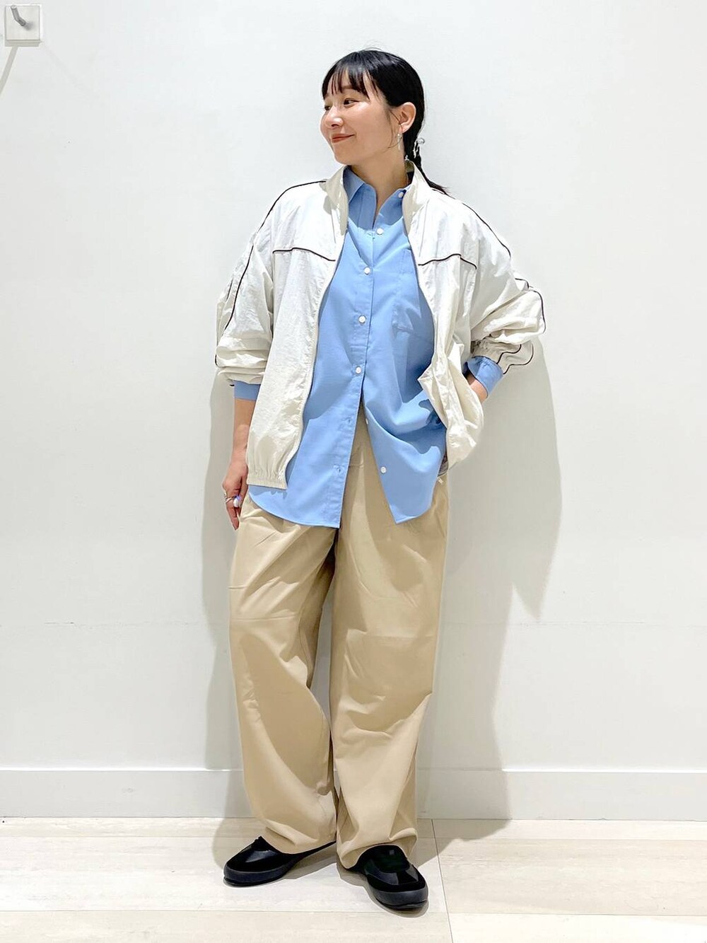 「体型カバー、着痩せ・細見え、カジュアル、アウター、シャツ、シャツスタイル、ママコーデ、パンツ、ワイドパンツ、GLOBAL WORK、ベーシック/シンプル、シンプルコーデ、トラッド、まちがいない服_GLOBAL WORK」｜「GLOBAL WORKのエアかるクラシックスニーカー/135751（スニーカー、ブラック系）」を使った、manasangwさん（レディース・155cm）の春コーディネートの5枚目の写真