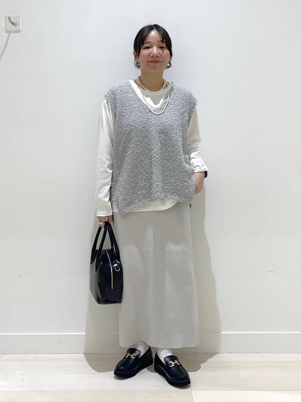 「体型カバー、着痩せ・細見え、カジュアル、ニット、ニットベスト、ロンT、スカート、ロングスカート、バッグ、ネックレス、ハンドバッグ、ショルダーバッグ、ローファー、まちがいない服_GLOBAL WORK、GLOBAL WORK」|「GLOBAL WORKのエアかる厚底ローファー/136031(ローファー、ブラック系)」を使った、manasangwさん(レディース・155cm)の春コーディネートの6枚目の写真