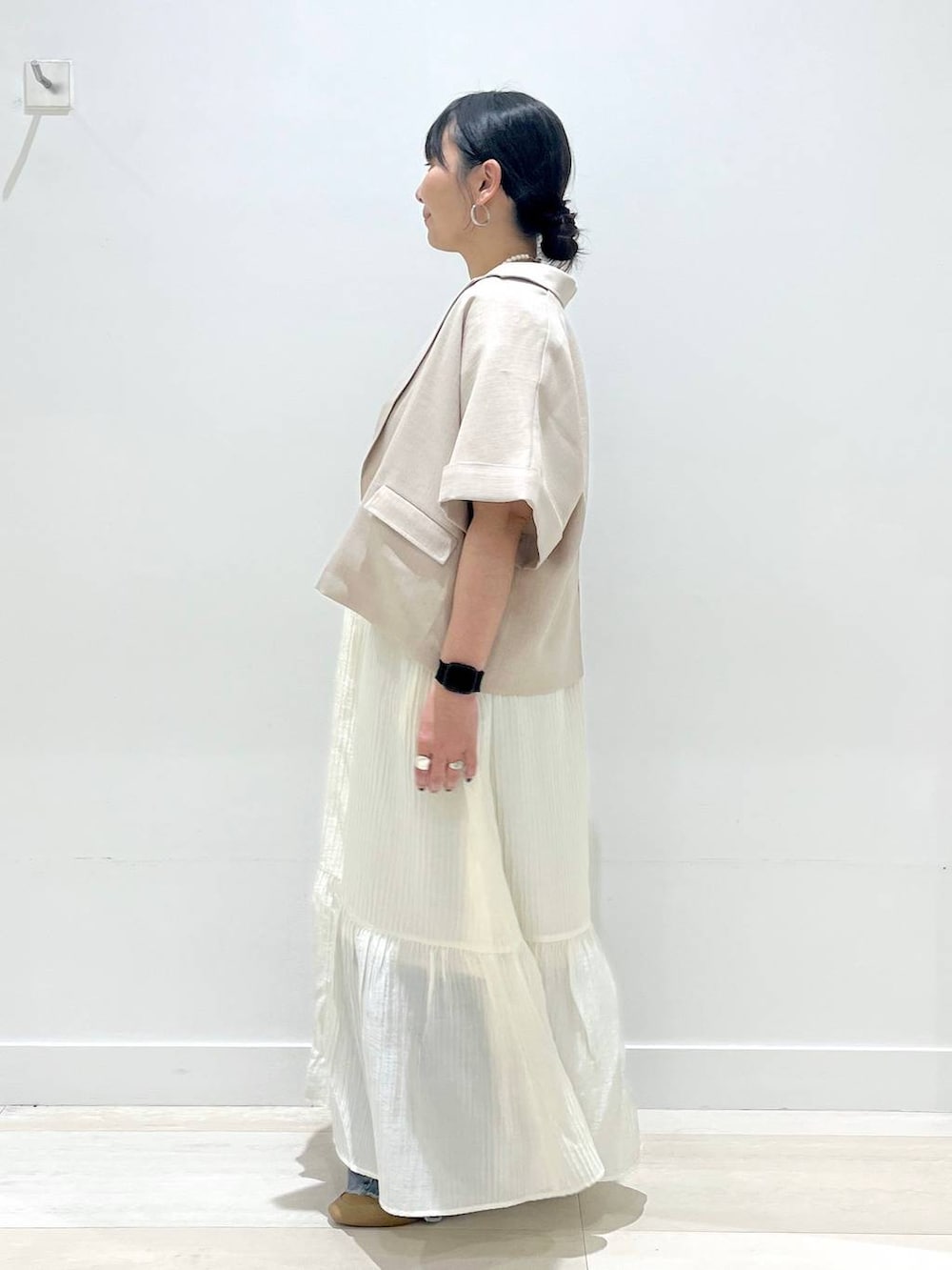 「パンツ、ワイドパンツ、ジャケットスタイル、GLOBAL WORK、まちがいない服_GLOBAL WORK、EiiS_GLOBAL WORK、フェミニン、GOOD DENIM_GLOBAL WORK、体型カバー、着痩せ・細見え、カジュアル、アウター、ワンピース、ジャケット」｜「GLOBAL WORKのらくっション踏めるバブーシュ/136007（その他シューズ、ベージュ系）」を使った、manasangwさん（レディース・155cm）の春コーディネートの2枚目の写真