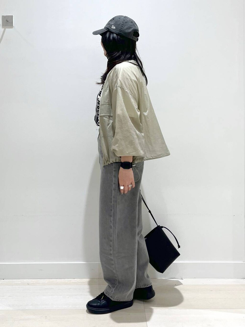 「体型カバー、着痩せ・細見え、カジュアル、アウター、Tシャツ、パンツ、ワイドパンツ、バッグ、デニムパンツ、GLOBAL WORK、シアートップス、キャップ、ショルダーバッグ、ママコーデ、まちがいない服_GLOBAL WORK」|「GLOBAL WORKのエアかるコートスニーカー/135742(スニーカー、ブラック系)」を使った、manasangwさん(レディース・155cm)の春コーディネートの2枚目の写真