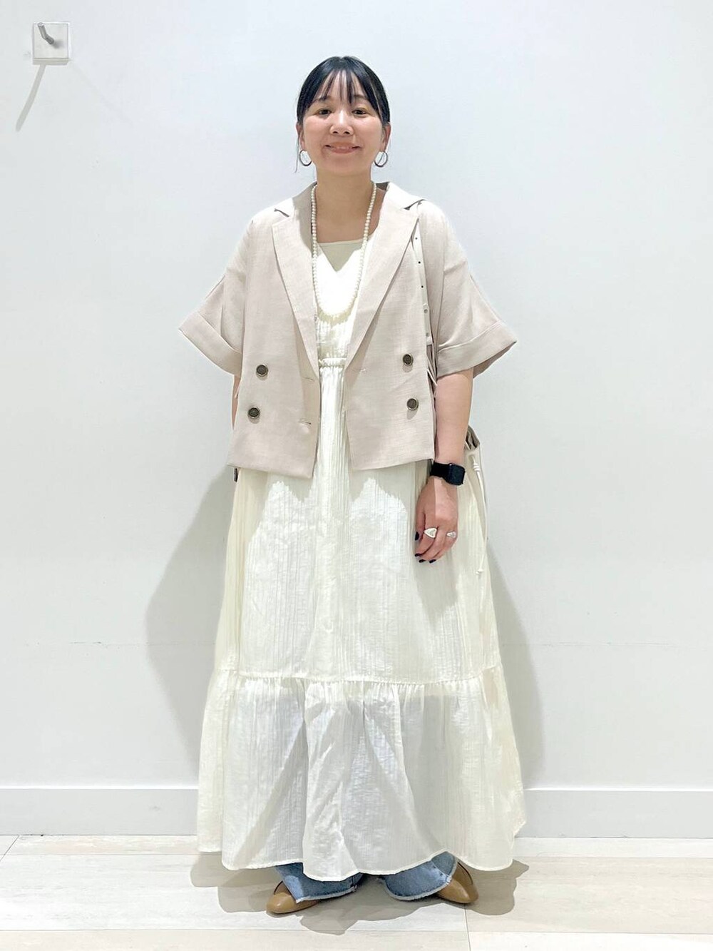 「パンツ、ワイドパンツ、ジャケットスタイル、GLOBAL WORK、まちがいない服_GLOBAL WORK、EiiS_GLOBAL WORK、フェミニン、GOOD DENIM_GLOBAL WORK、体型カバー、着痩せ・細見え、カジュアル、アウター、ワンピース、ジャケット」｜「GLOBAL WORKのらくっション踏めるバブーシュ/136007（その他シューズ、ベージュ系）」を使った、manasangwさん（レディース・155cm）の春コーディネートの5枚目の写真