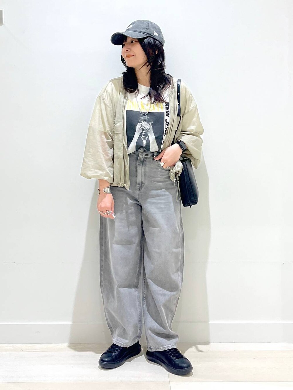 「体型カバー、着痩せ・細見え、カジュアル、アウター、Tシャツ、パンツ、ワイドパンツ、バッグ、デニムパンツ、GLOBAL WORK、シアートップス、キャップ、ショルダーバッグ、ママコーデ、まちがいない服_GLOBAL WORK」|「GLOBAL WORKのエアかるコートスニーカー/135742(スニーカー、ブラック系)」を使った、manasangwさん(レディース・155cm)の春コーディネートの7枚目の写真