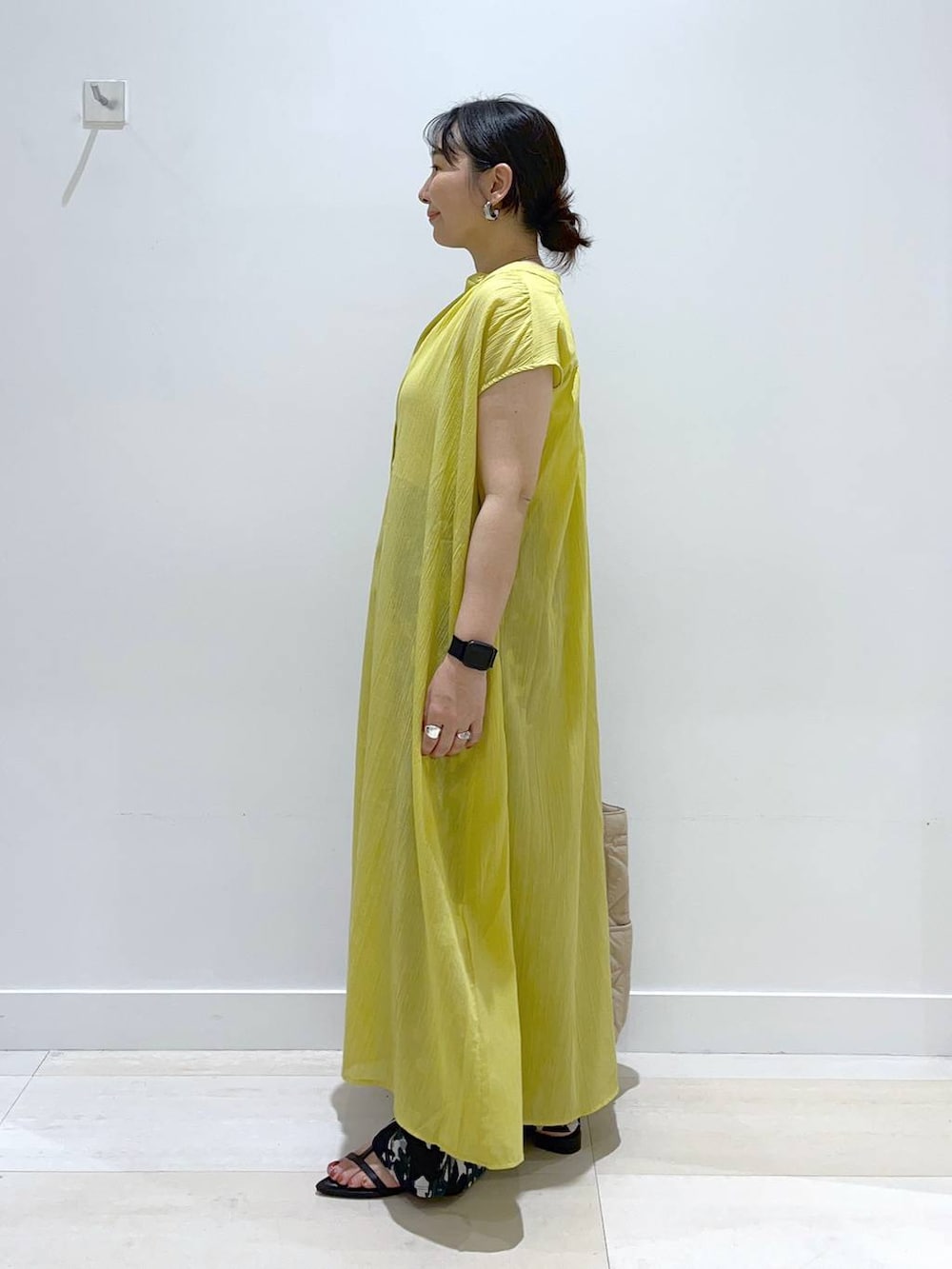 「体型カバー、着痩せ・細見え、カジュアル、ワンピース、パンツ、ナチュラル、サンダル、バッグ、トートバッグ、旅行、海、ベーシック/シンプル、まちがいない服_GLOBAL WORK、GLOBAL WORK」｜「GLOBAL WORKの推しごとキルティングトート/145465（トートバッグ、ベージュ系）」を使った、manasangwさん（レディース・155cm）の夏コーディネートの2枚目の写真