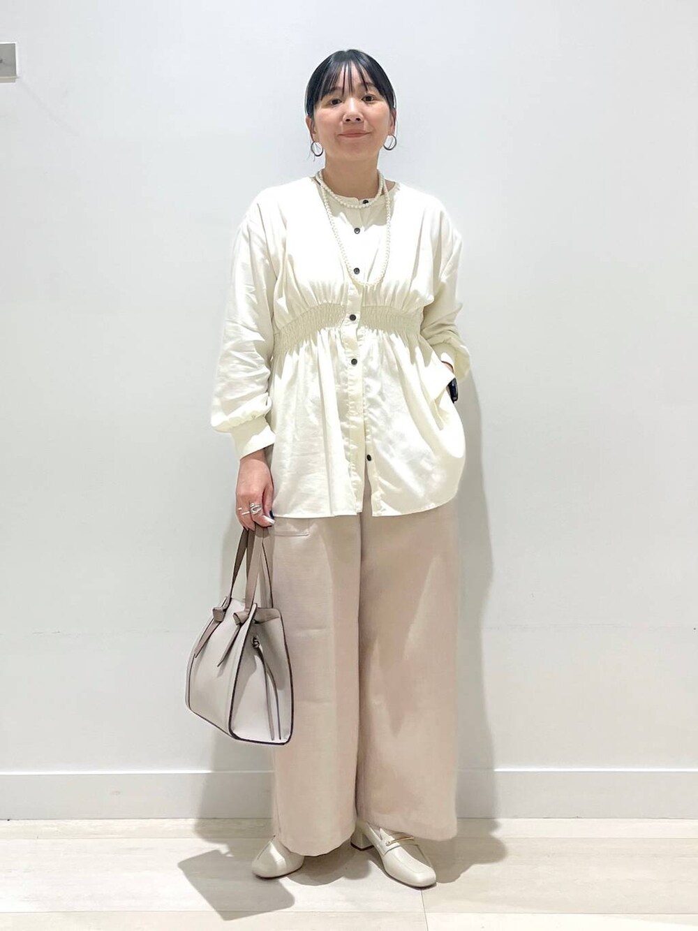 「着痩せ・細見え、カジュアル、体型カバー、ブラウス、パンツ、ワイドパンツ、バッグ、ママコーデ、ショルダーバッグ、ハンドバッグ、パンプス、ネックレス、GLOBAL WORK、まちがいない服_GLOBAL WORK、EiiS_GLOBAL WORK」｜「GLOBAL WORKのらくっションヒールローファー/136033（ローファー、ベージュ系）」を使った、manasangwさん（レディース・155cm）の春コーディネートの5枚目の写真