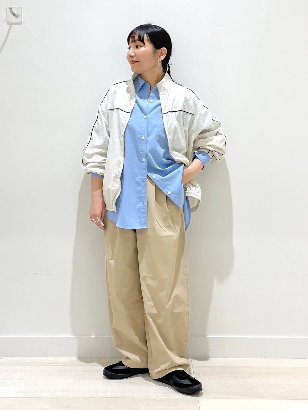 「体型カバー、着痩せ・細見え、カジュアル、アウター、シャツ、シャツスタイル、ママコーデ、パンツ、ワイドパンツ、GLOBAL WORK、ベーシック/シンプル、シンプルコーデ、トラッド、まちがいない服_GLOBAL WORK」｜「GLOBAL WORKのエアかるクラシックスニーカー/135751（スニーカー、ブラック系）」を使った、manasangwさん（レディース・155cm）の春コーディネートの6枚目の写真