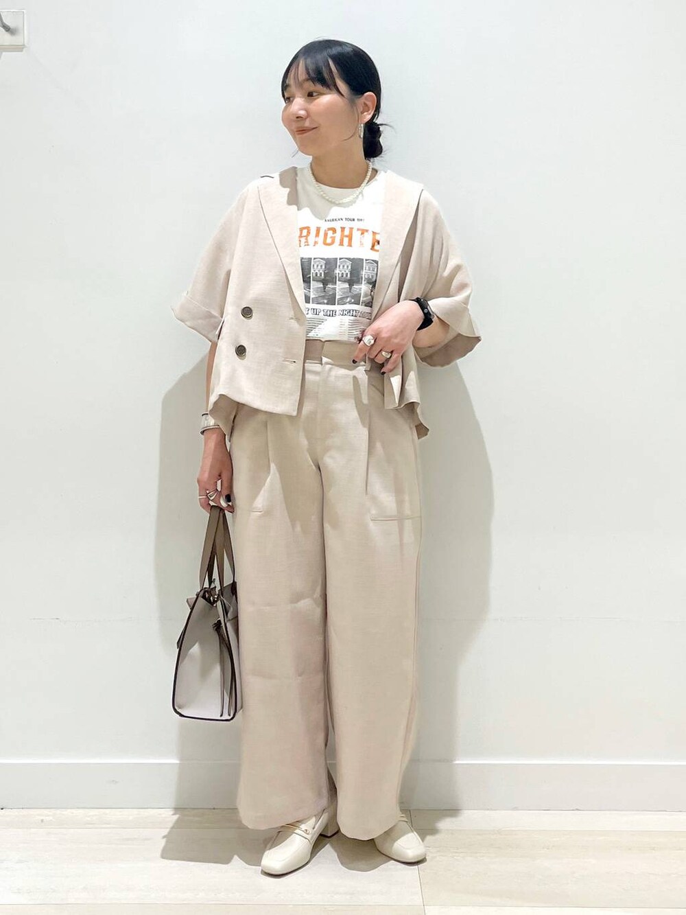 「体型カバー、着痩せ・細見え、カジュアル、アウター、Tシャツ、ジャケット、ジャケットスタイル、パンツ、ワイドパンツ、パンプス、ローファー、バッグ、ハンドバッグ、ショルダーバッグ、まちがいない服_GLOBAL WORK」｜「GLOBAL WORKのらくっションヒールローファー/136033（ローファー、ベージュ系）」を使った、manasangwさん（レディース・155cm）の春コーディネートの6枚目の写真
