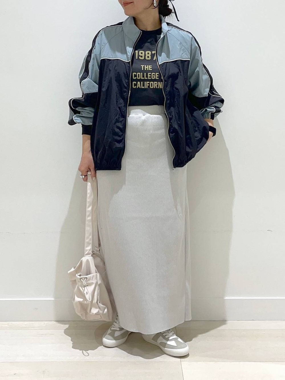 「体型カバー、着痩せ・細見え、カジュアル、アウター、ブルゾン、Tシャツ、スカート、ロングスカート、GLOBAL WORK、ストリート、ベーシック/シンプル、まちがいない服_GLOBAL WORK、ウォッシャブル、ママコーデ」|「GLOBAL WORKのエアかるクラシックスニーカー/135751(スニーカー、ホワイト系)」を使った、manasangwさん(レディース・155cm)の春コーディネートの4枚目の写真