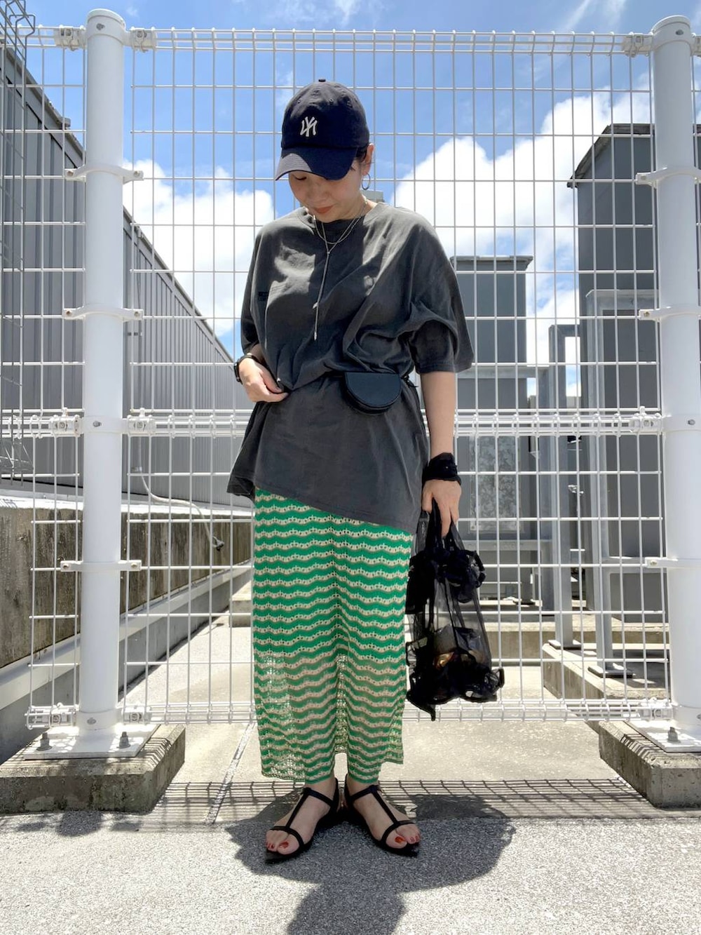 「GLOBAL WORK、ブランドミックス、体型カバー、着痩せ・細見え、カジュアル、Tシャツ、スカート、ロングスカート、ママコーデ、キャップ、サンダル、モード、LEPSIM、niko and ...」｜「GLOBAL WORKの9TWENTYCAP/NEW ERA/252025（キャップ、ブルー系）」を使った、manasangwさん（レディース・155cm）の春コーディネートの3枚目の写真