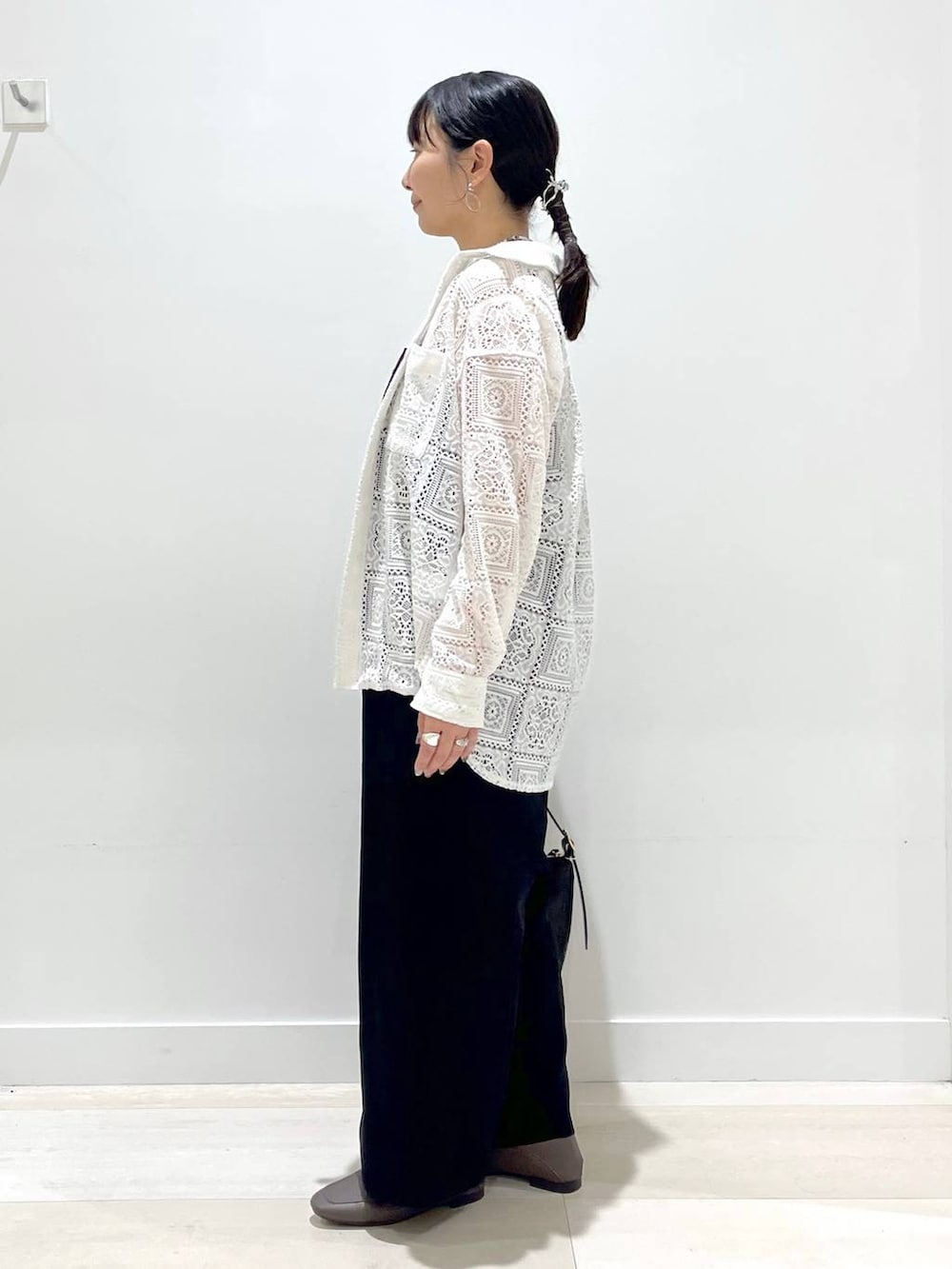 「バッグ、カジュアル、ベーシック/シンプル、まちがいない服_GLOBAL WORK、モノトーン、体型カバー、着痩せ・細見え、シャツ、シャツスタイル、サロペット、タンクトップ、ショルダーバッグ、ローファー、ママコーデ、GLOBAL WORK」｜「GLOBAL WORKのサイズ拡大/らくっション撥水2WAYローファー/131468（ローファー、ブラック系）」を使った、manasangwさん（レディース・155cm）の春コーディネートの2枚目の写真