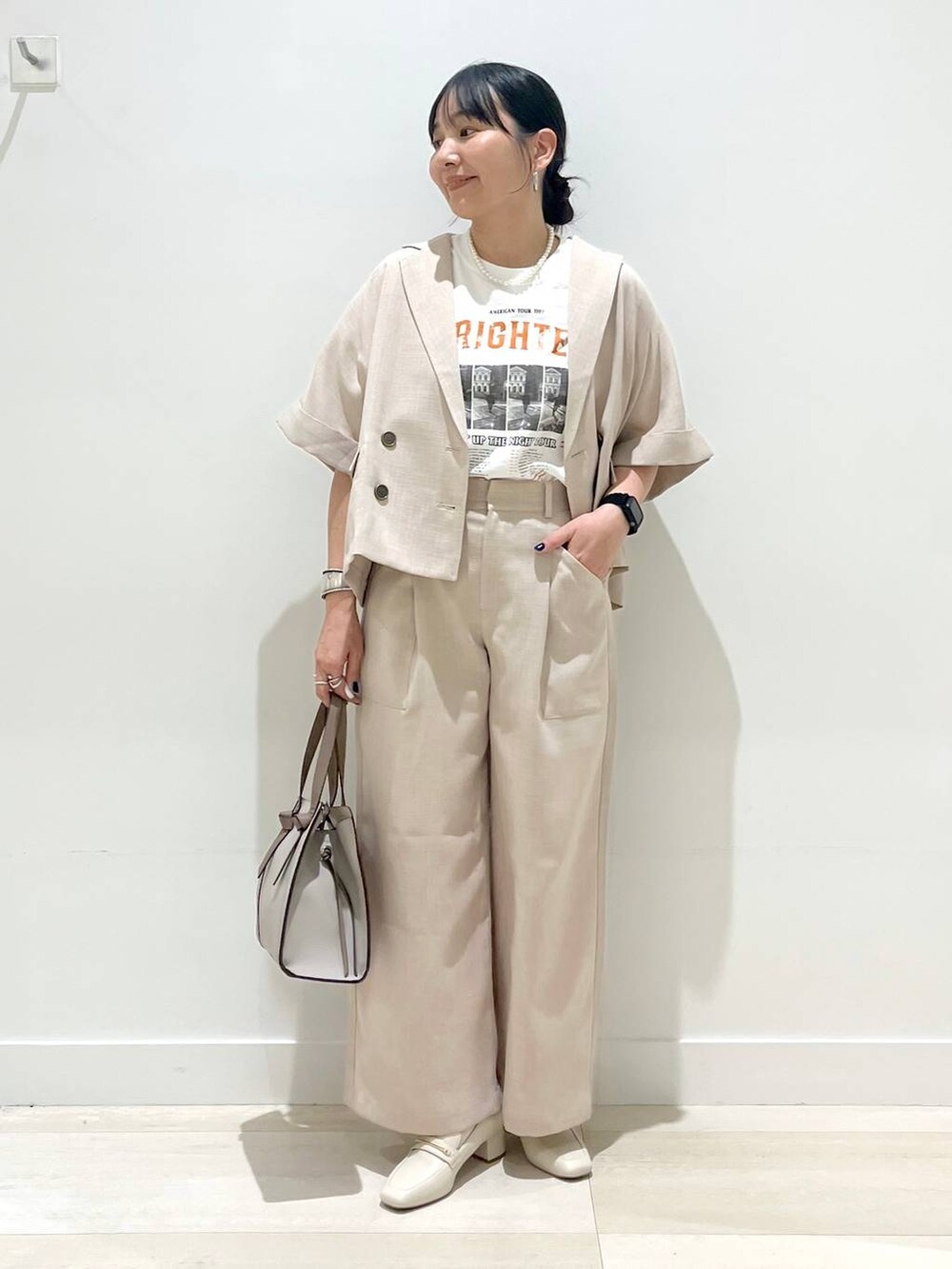 「体型カバー、着痩せ・細見え、カジュアル、アウター、Tシャツ、ジャケット、ジャケットスタイル、パンツ、ワイドパンツ、パンプス、ローファー、バッグ、ハンドバッグ、ショルダーバッグ、まちがいない服_GLOBAL WORK」｜「GLOBAL WORKのらくっションヒールローファー/136033（ローファー、ベージュ系）」を使った、manasangwさん（レディース・155cm）の春コーディネートの5枚目の写真