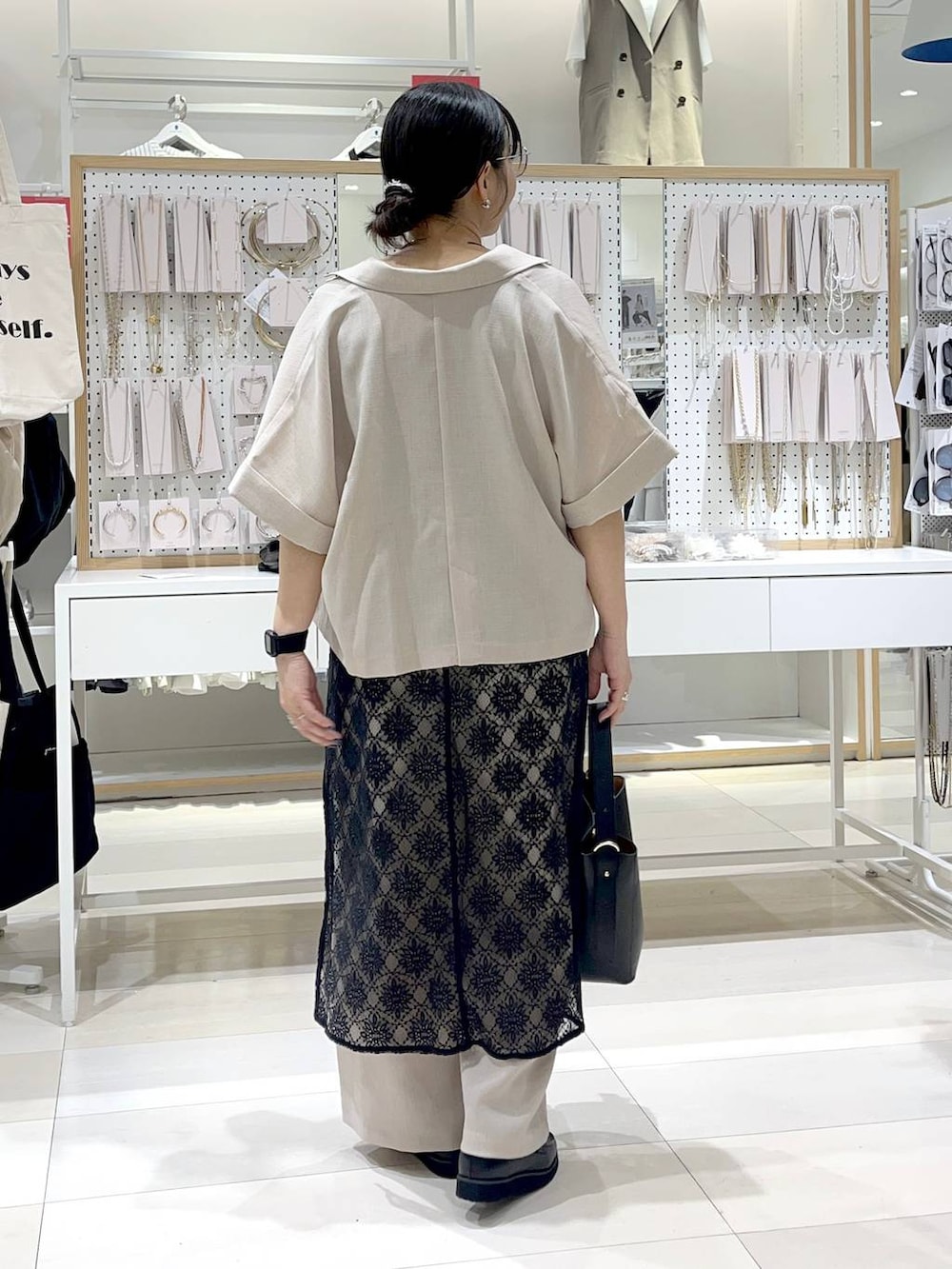 「体型カバー、着痩せ・細見え、カジュアル、ワンピース、パンツ、ジャケット、ワイドパンツ、ジャケットスタイル、アウター、ローファー、バッグ、ハンドバッグ、ショルダーバッグ、ネックレス、GLOBAL WORK」｜「GLOBAL WORKのエアかる厚底ローファー/136031（ローファー、ブラック系）」を使った、manasangwさん（レディース・155cm）の春コーディネートの3枚目の写真